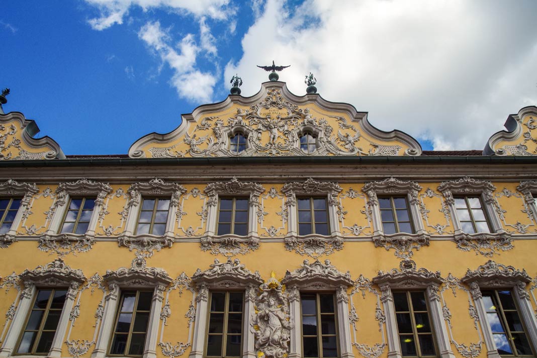 Die Fassade des Falkenhauses ist eine super tolle Sehenswürdigkeit