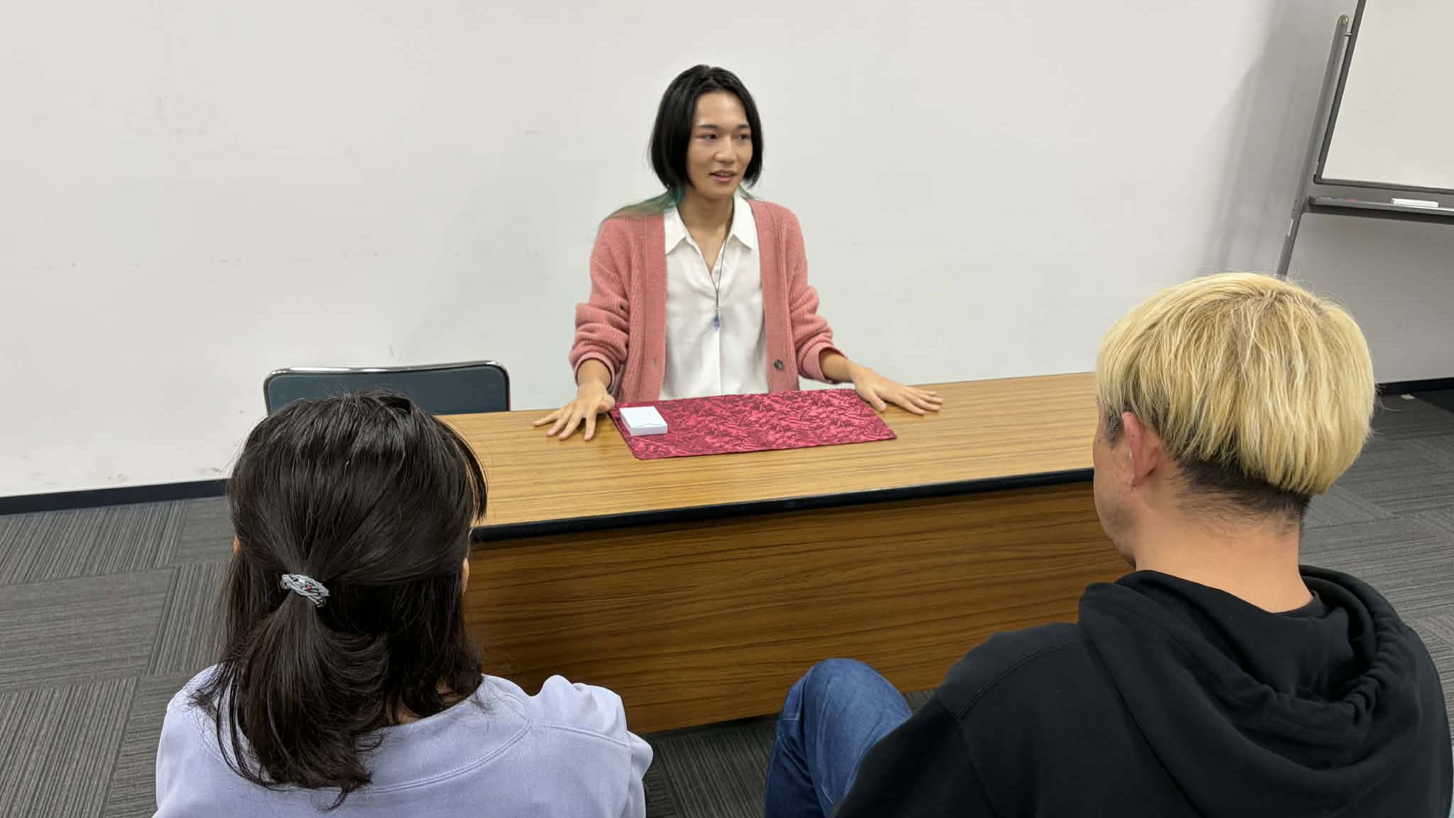 マジック研究会で3分間スピーチを導入!マジシャンが「言葉にする力」を鍛える理由|コンプオフィス 2 コンプオフィス マジック研究会 よぉすけがカードマジックを披露する様子