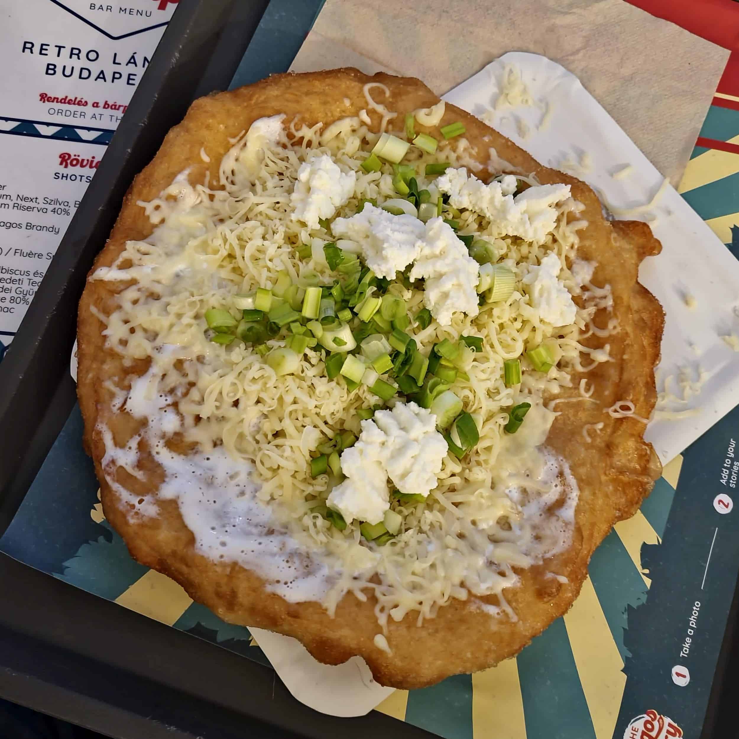 Retró Lángos - langoș cu brânză de capră