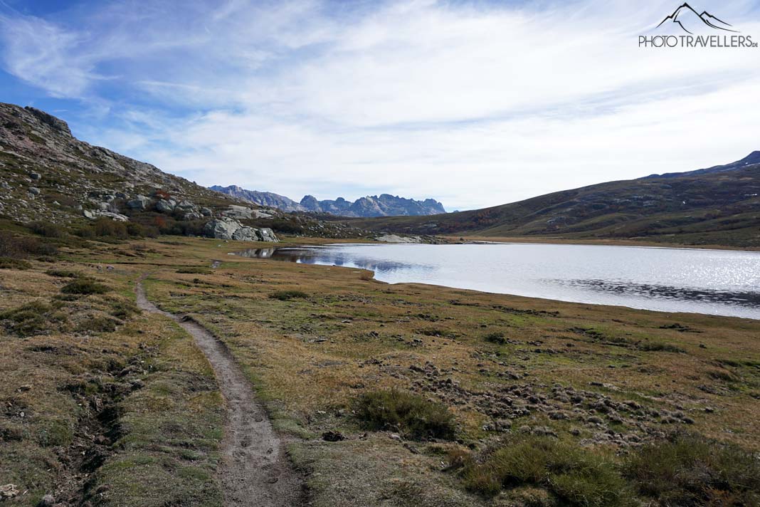 Der Wanderweg, der um den Ninosee führt