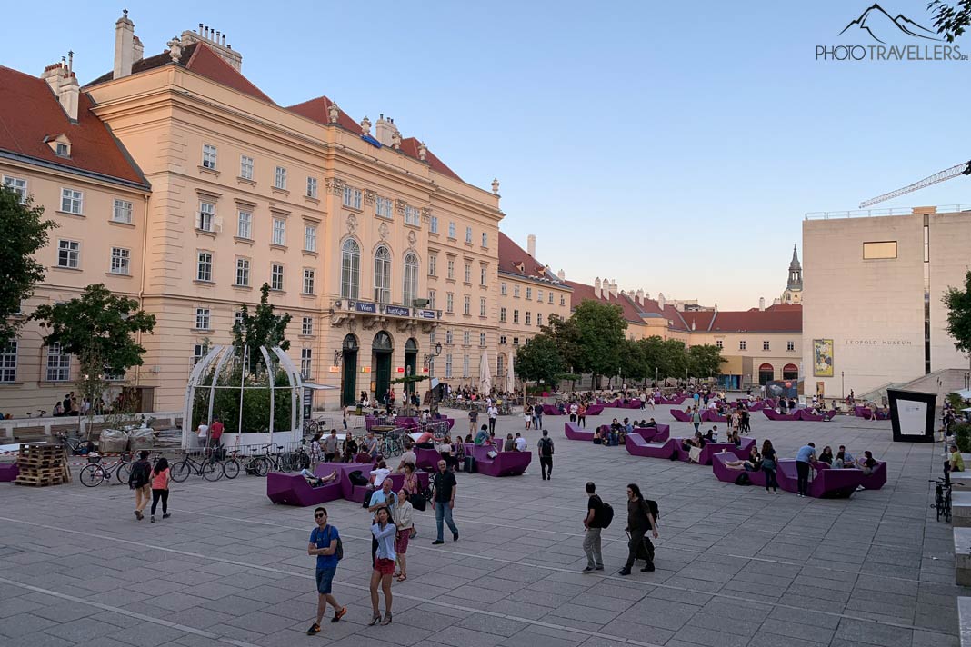 Menschen im Innenhof vom Museumsquartier in Wien