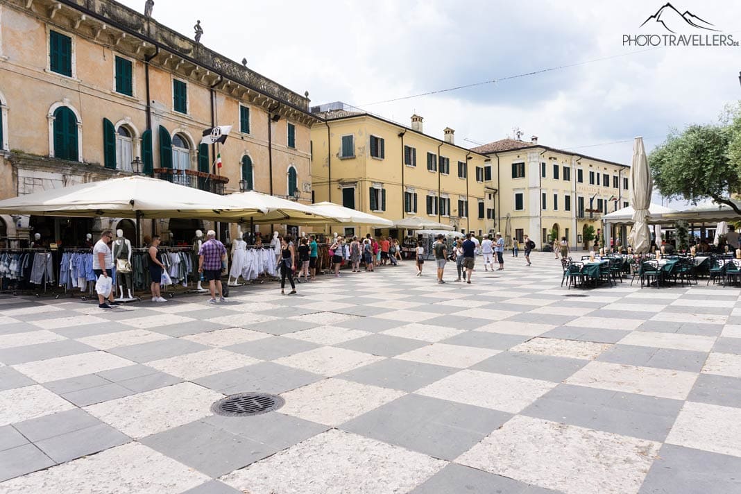 Der große Platz in Lazise am Gardasee