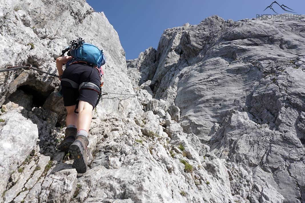 Reisebloggerin Biggi Bauer an einer Kletterstelle auf dem Gamsängersteig