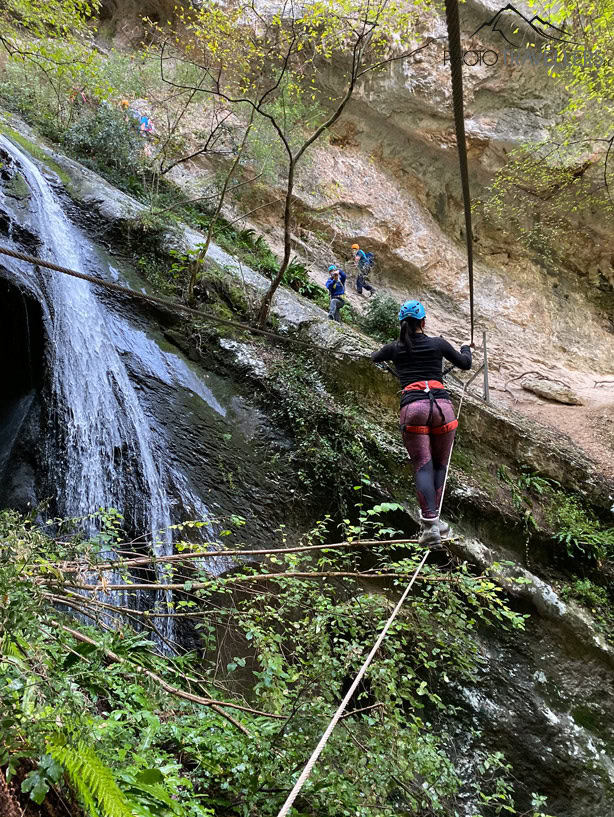 Reisejournalistin Biggi Bauer auf der ersten Seilbrücke im Rio Sallagoni Klettersteig