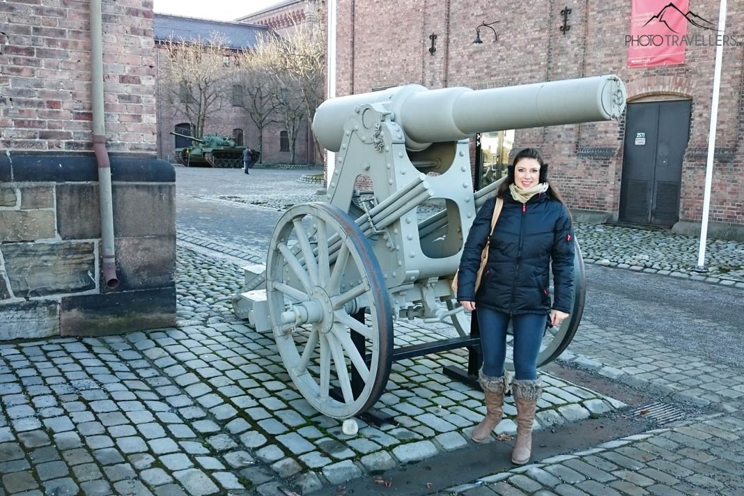 Reisebloggerin Biggi Bauer vor einer alten Kanone in der Festung Akershus in Oslo