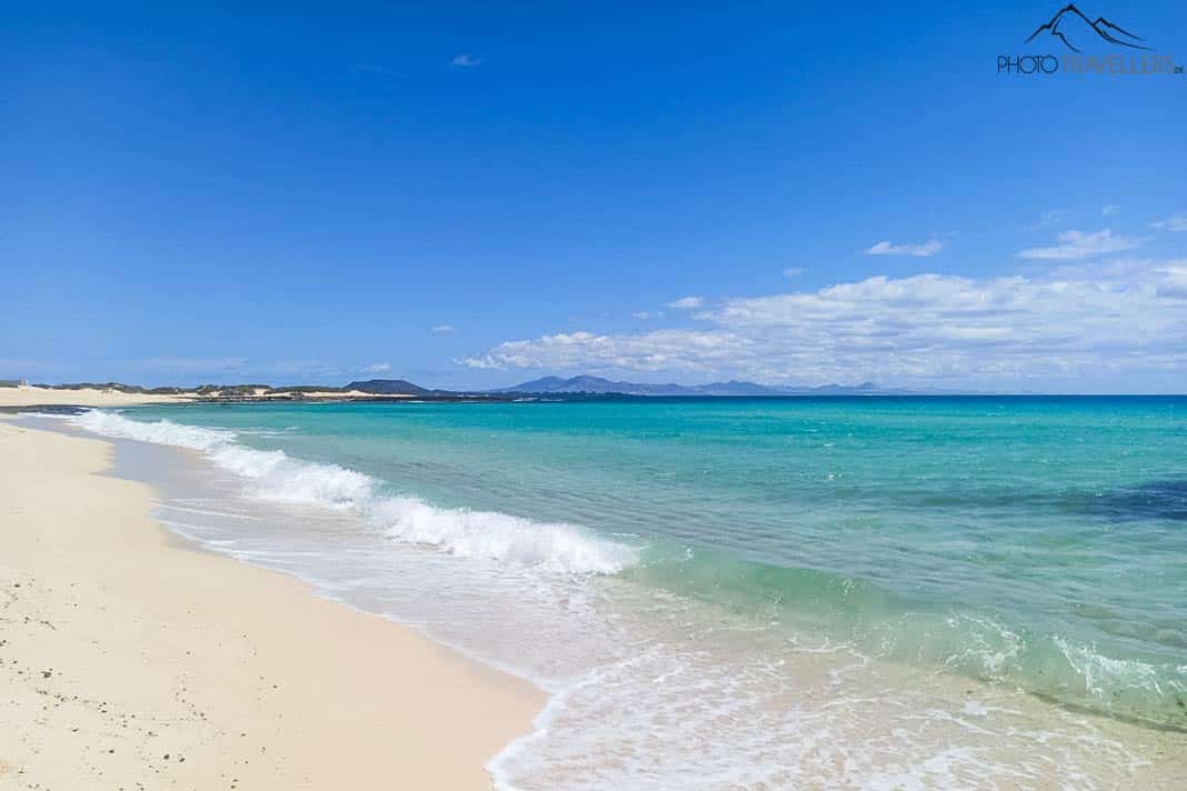 Strand mit türkisem Meer am Naturpark Corralejo auf Fuerteventura