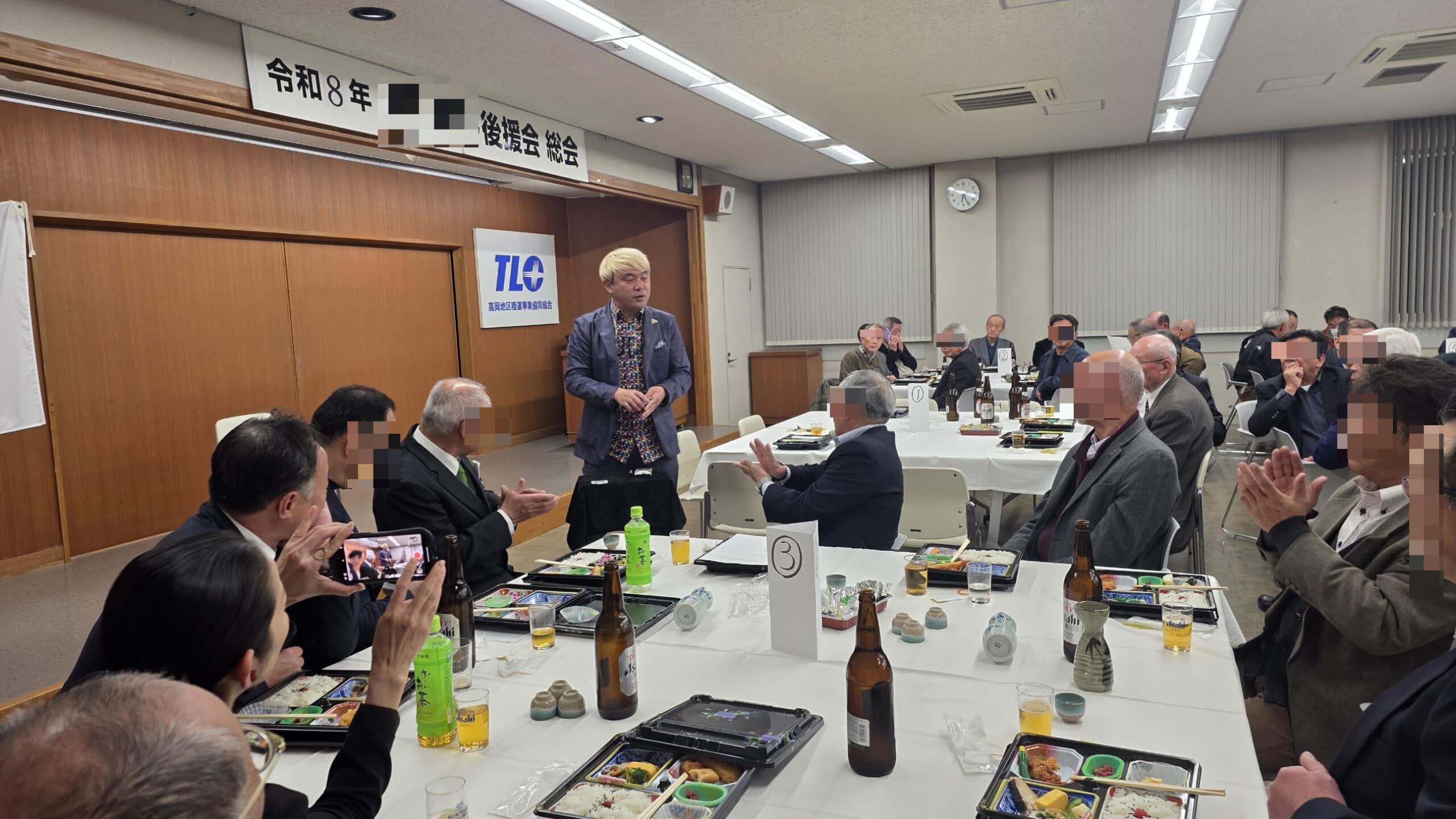 射水市テルシのパーティーでマジックショー! 5 テーブルマジック後に拍手を受けるコンプレッサー。お客様の笑顔と拍手に包まれている