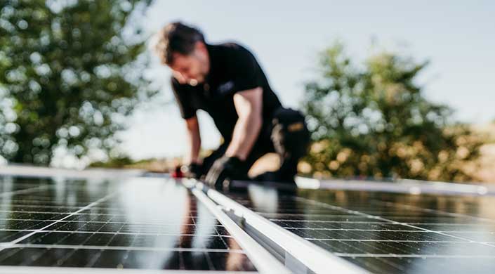 Bild von Dachdecker mit PV-Anlage