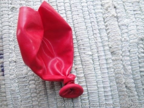 Make Christmas trees and candy canes out of fruits and vegetables! Christmas party ideas including games, real food, and crafts for elementary school kids. Kids party game balloon marshmallow poppers