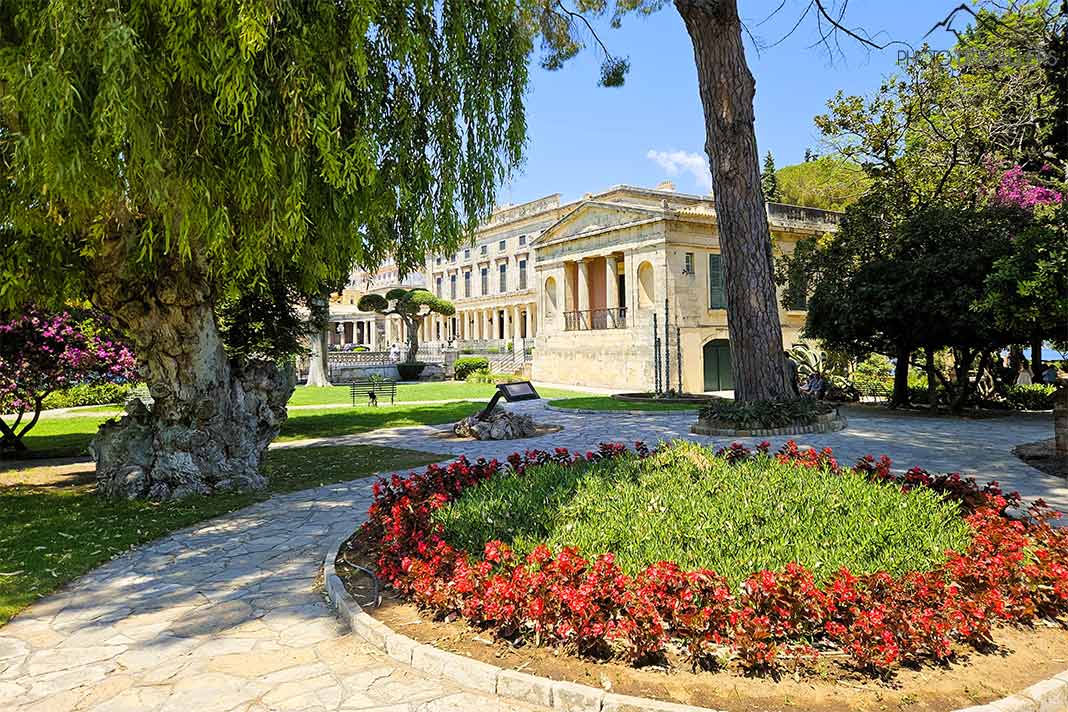 Hinter den Blumenbeeten der Esplanade erkennt man die Säulen des Museums für Asiatische Kunst