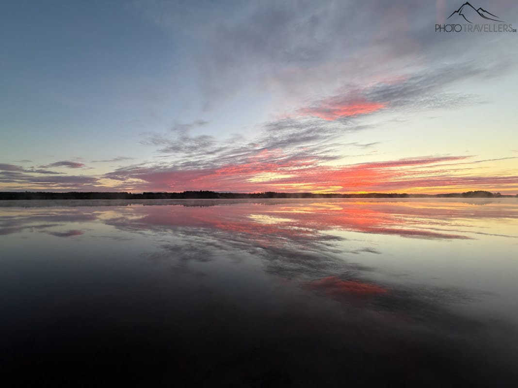 Ein See im Morgenlicht in Finnland, aufgenommen mit der 0,5x-Kamera vom iPhone 17 Pro