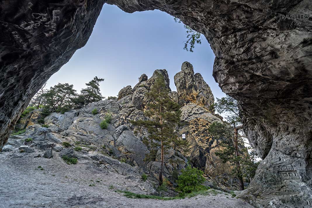 Blick durch eine Höhle auf das Hamburger Wappen, Sachsen-Anhalt