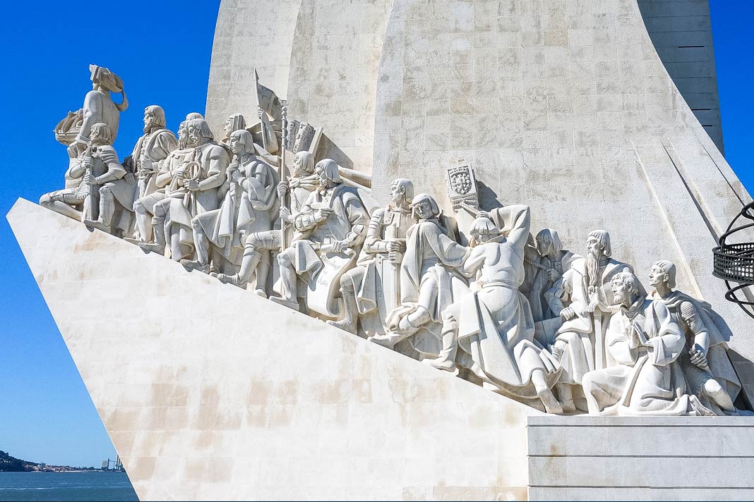 Das Denkmal Padrão dos Descobrimentos mit kleinen Statuen