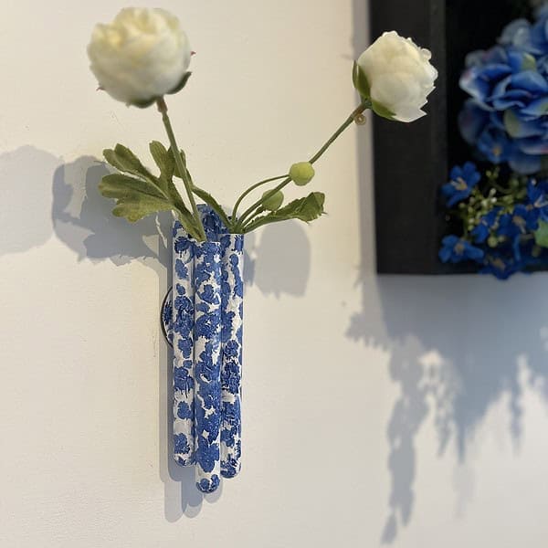 SIFOEL 2 stuks kunstbegraafplaatsbloemen met vaas, kunstroos, grafmonument bloemen voor begraafplaats, grafstenen, decoratie, rood