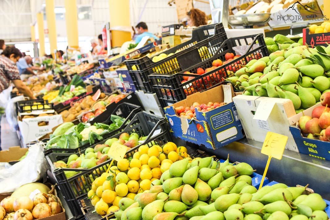 Blick auf Gemüse und Obst auf dem Markt Mercado San Mateo