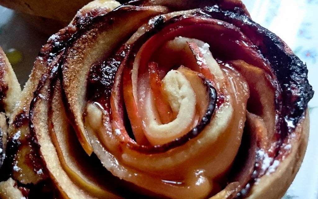 Roses de pommes, citron, gingembre et confiture de prunes