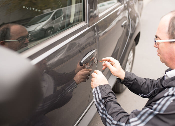 Awaryjne otwieranie samochodu - Otwieranie zamków Warszawa ...