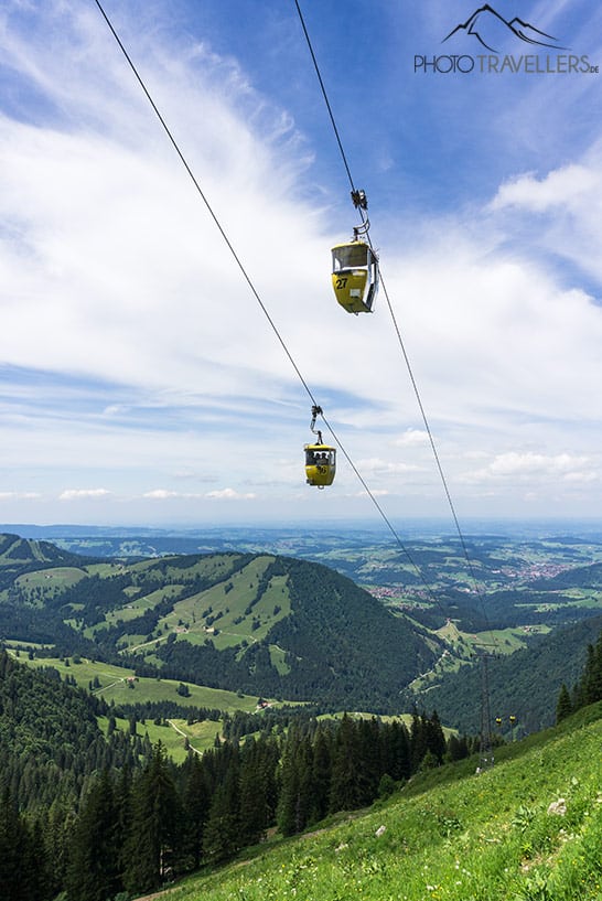 Zwei Gondeln der Hochgratbahn