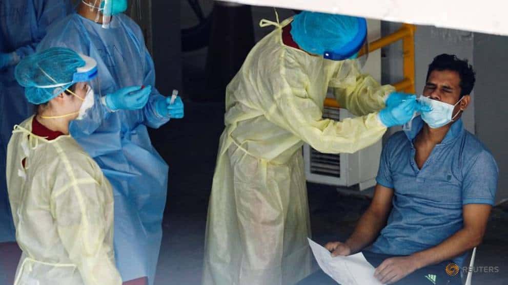 A migrant worker undergoes a swab test in Singapore on Apr 28, 2020. (Photo: Reuters/Edgar Su)