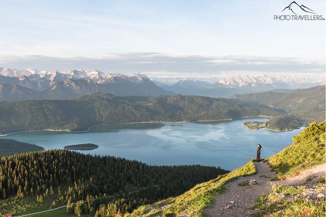 Reisebloggerin Biggi Bauer auf dem Jochberg mit Blick auf den Walchensee