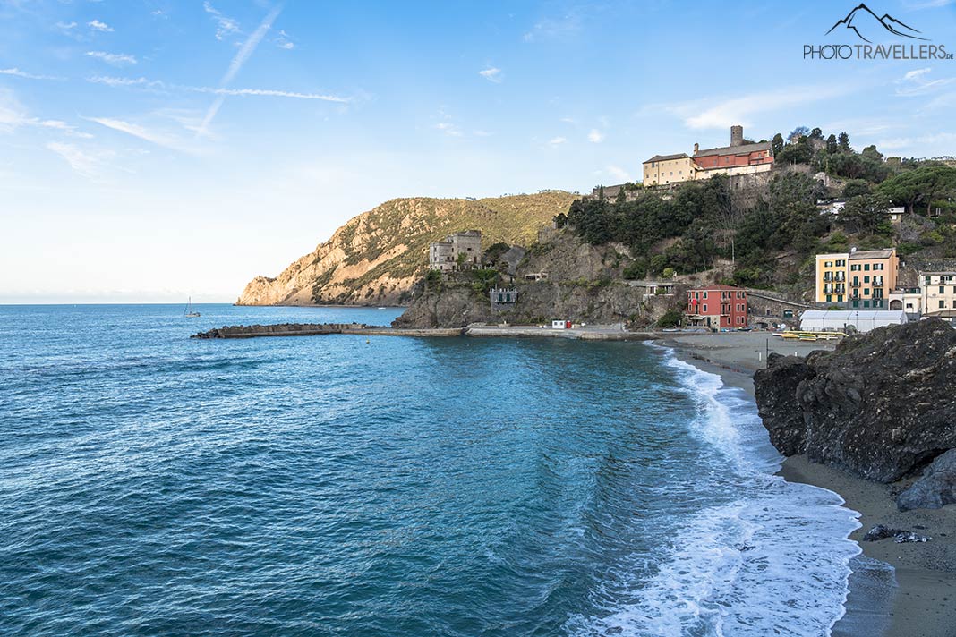 Der Blick über den Strand von Monterosso al Mare auf das Convento dei Frati Cappuccini Monterosso al Mare