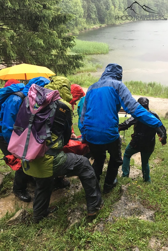 Teilnehmer der Wanderleiterausbildung üben den Ernstfall, eine Bergrettung