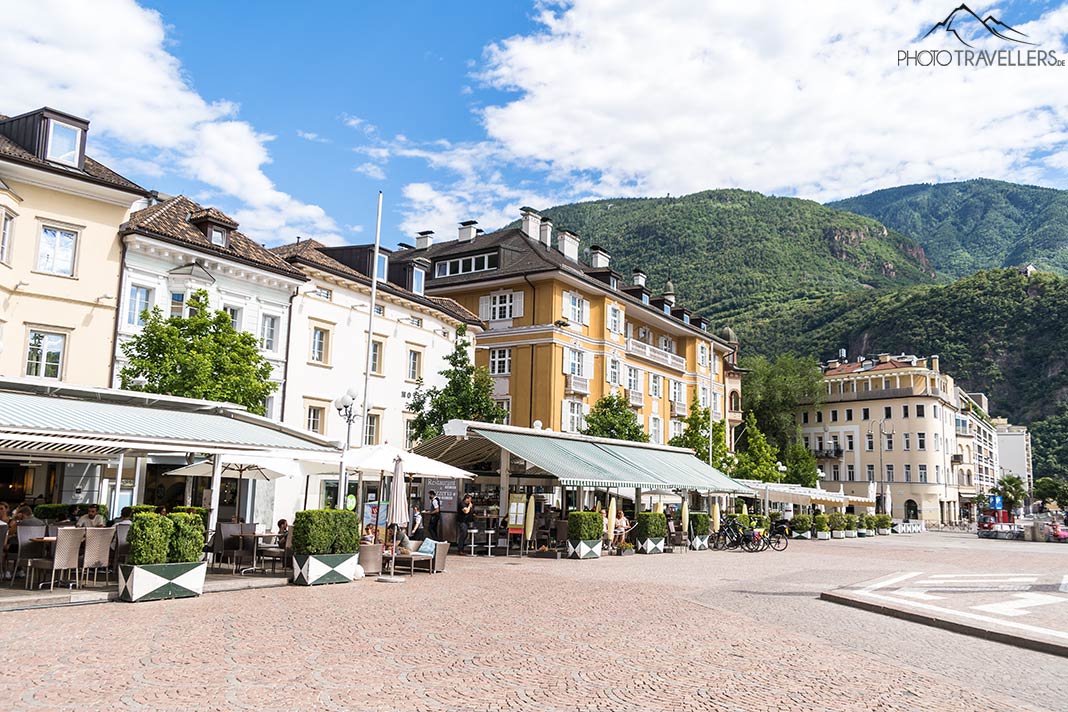 Der historische Waltherplatz in Bozen mit seinen vielen Cafés und Restaurants
