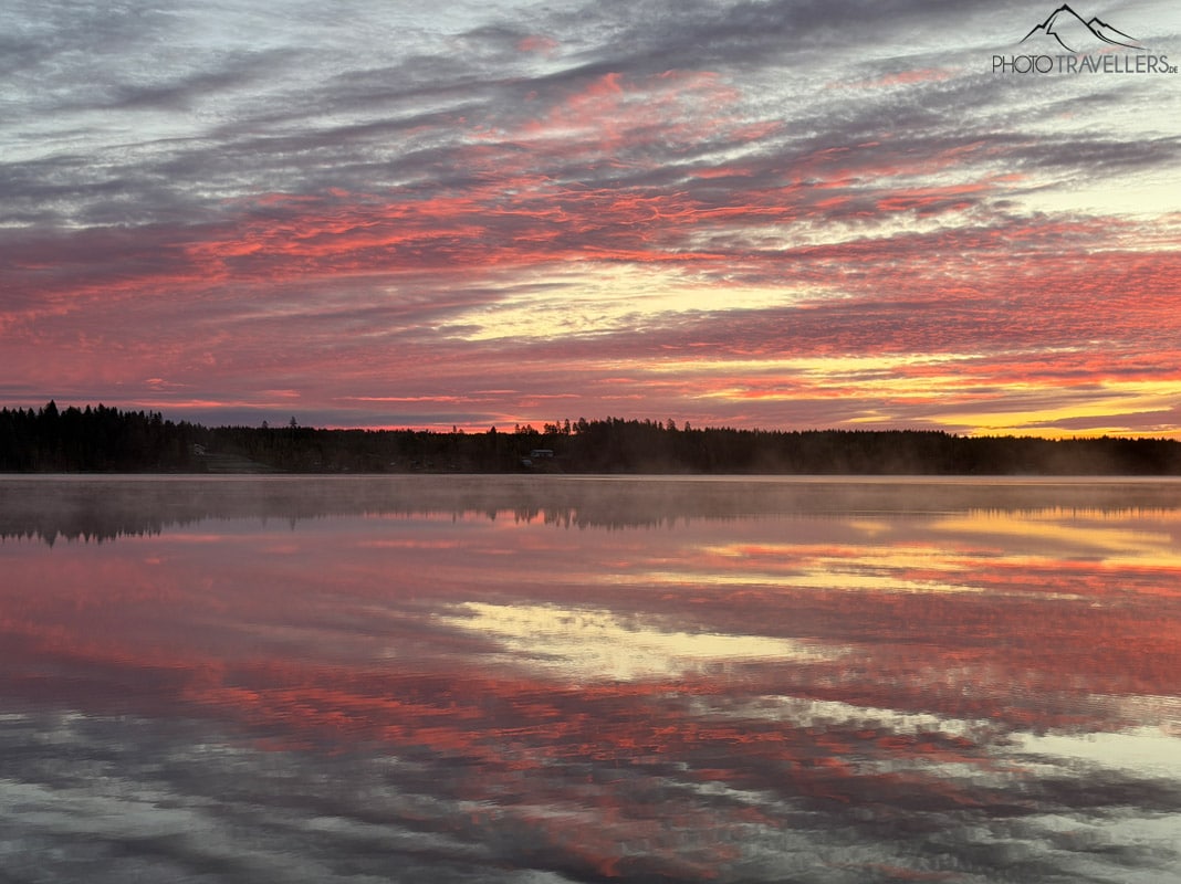Ein See im Morgenlicht in Finnland, aufgenommen mit der 2x-Kamera vom iPhone 17 Pro