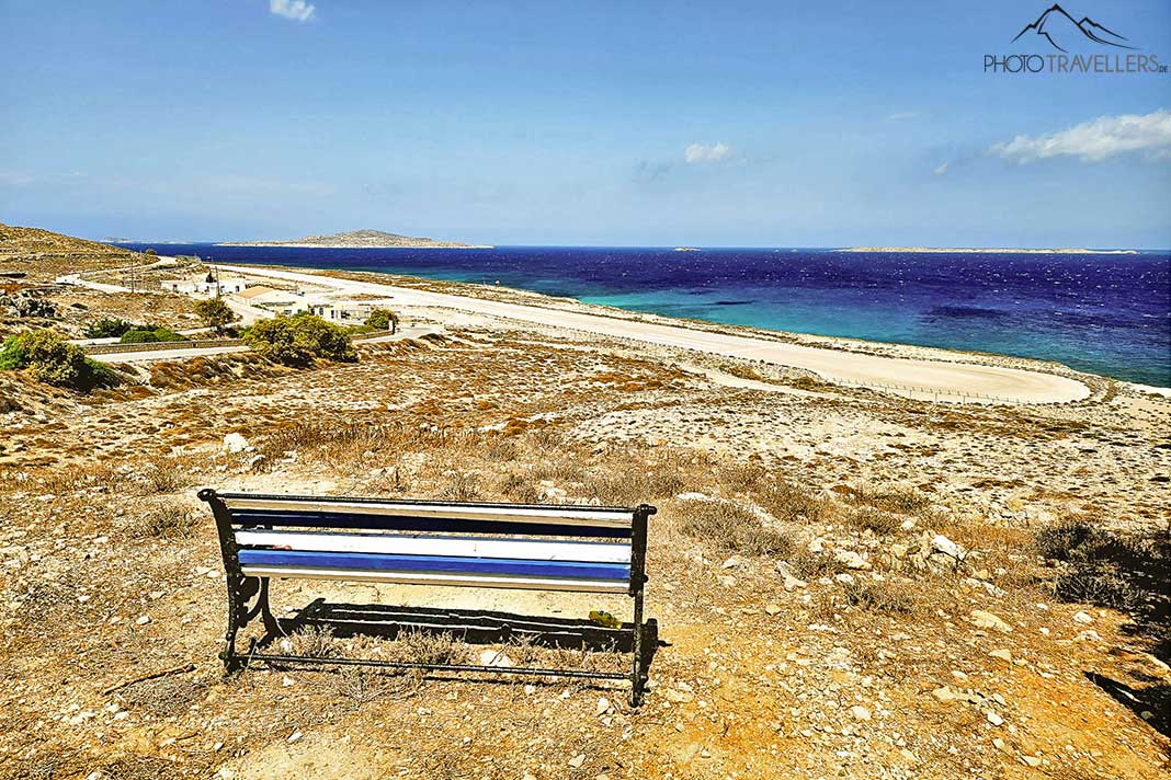 Eine Holzbank, von der aus man auf die Landebahn des Flughafens auf Kasos blickt