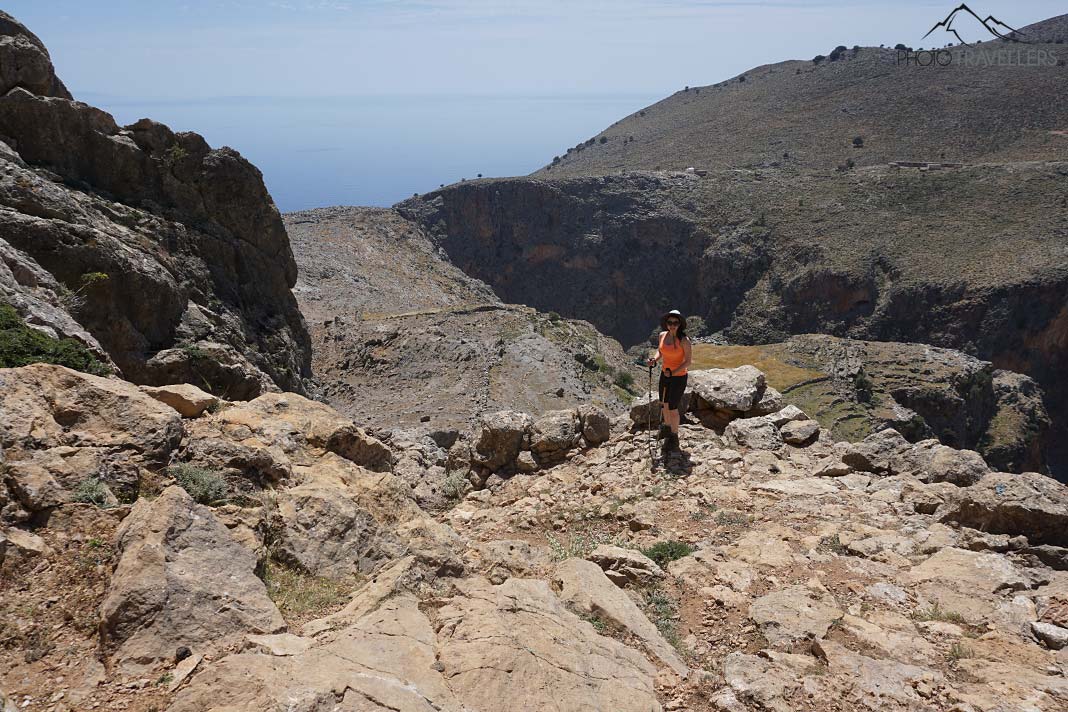 Reisebloggerin Biggi Bauer auf einem Wanderweg oberhalb der Aradena-Schlucht mit Blick aufs Meer