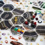 Hexagones de circuit de jeu de société Air-Gaming, éléments de jeux de course avec jetons, cartes et figurines pour passionnés de jeux de plateau et de sports automobile.
