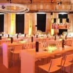 Ein Foto von edel dekorierten Tischen in der Halle.