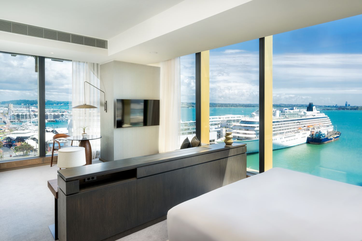 Get a 100% Bonus When You Buy IHG Points 10 intercontinental auckland guestroom