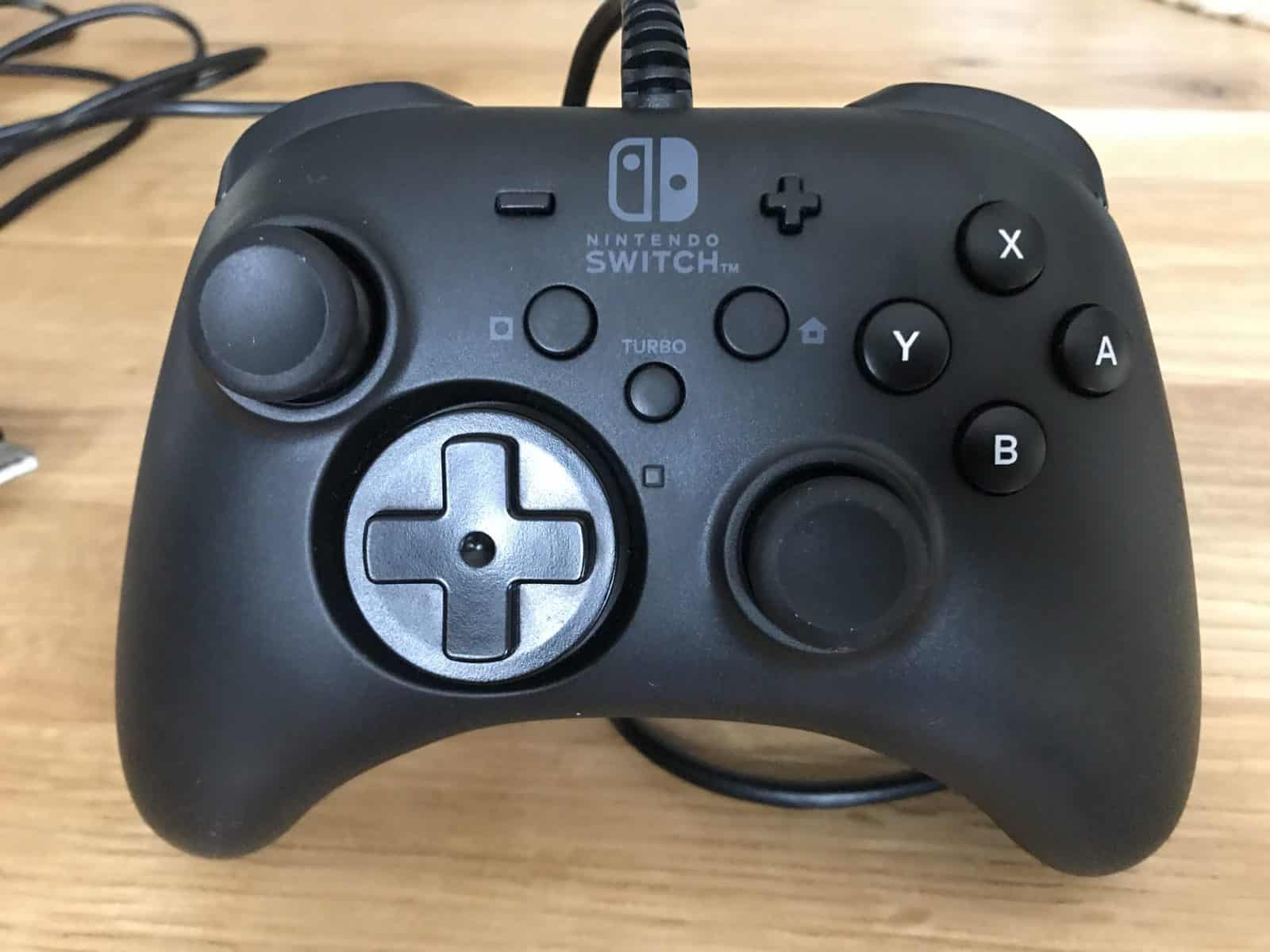 Manette Nintendo Switch noire avec boutons colorés, conçue pour une expérience de jeu optimale. Parfaite pour les jeux vidéo sur console Nintendo Switch, ergonomique et précise.