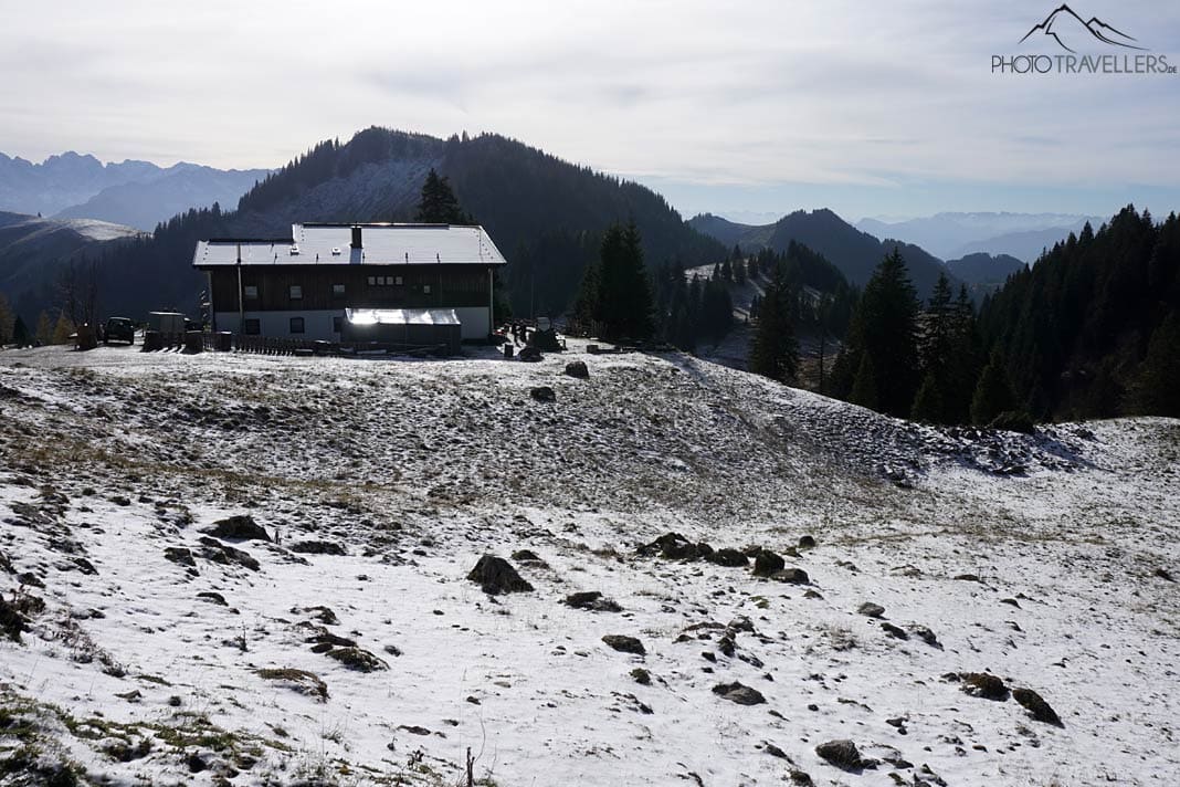 Der Blick auf die Priener Hütte in leicht verschneiter Landschaft