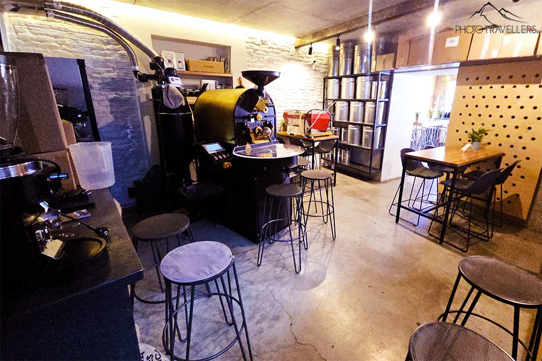 Leere Hocker stehen zwischen Kaffeeröstautomaten und Mahlmaschinen im NOD-Café in Sibiu