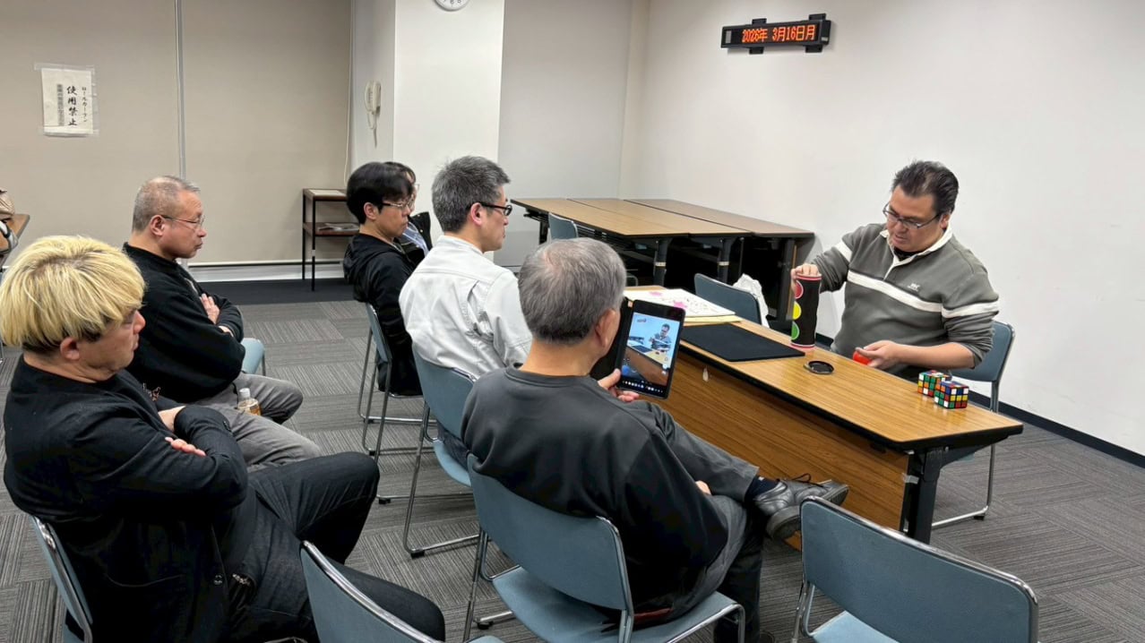 富山のマジックサークル「まじっぱ」開催!教室をやめてサークルにして15年 3 富山 マジックサークル まじっぱ 例会の全体風景 メンバーがマジックを鑑賞中