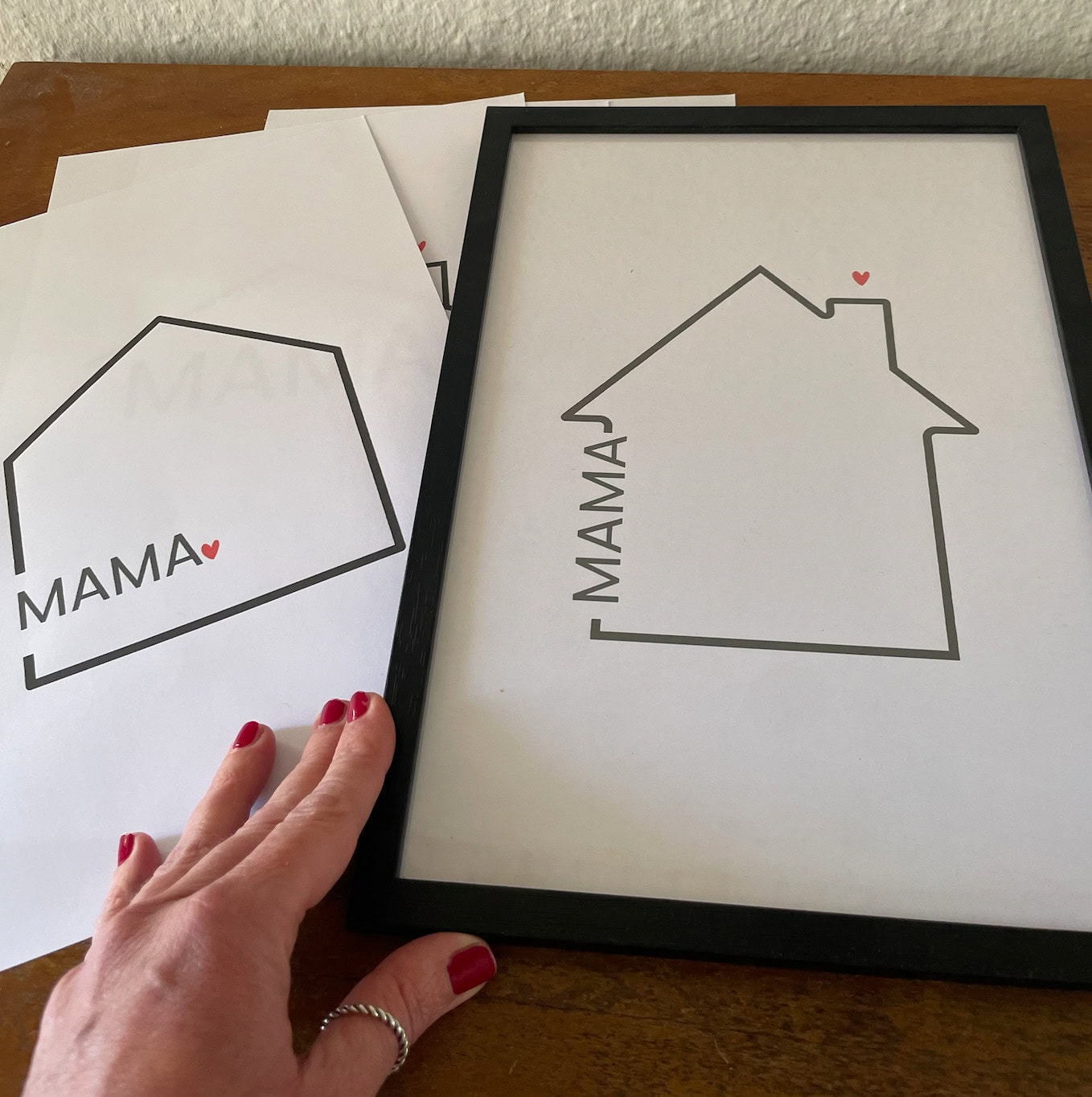 Schöne Idee Muttertagsgeschenk, Wandbild mit Haus und Mama-Schriftzug als Gratis Vorlage zum Ausdrucken