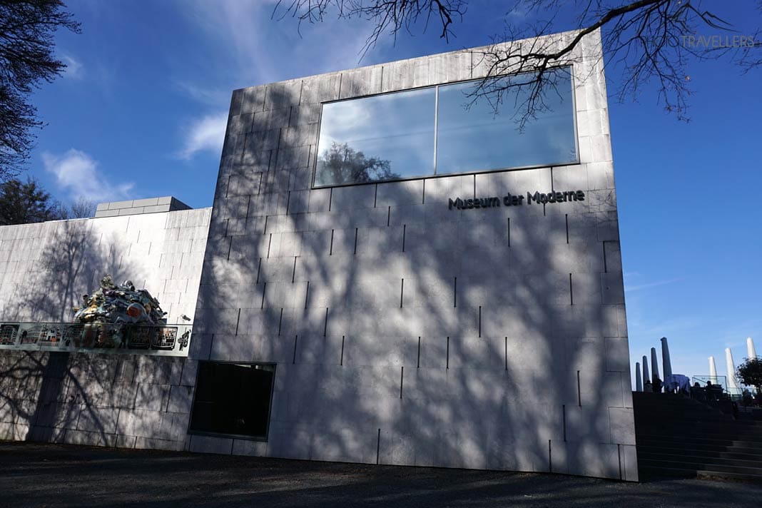 Die Aussenansicht vom Museum der Moderne in Salzburg, ein rechteckiges Gebäude