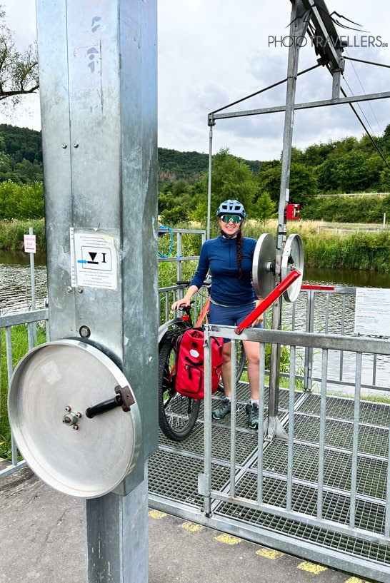 Flo auf der Fahrradseilbahn über die Fulda