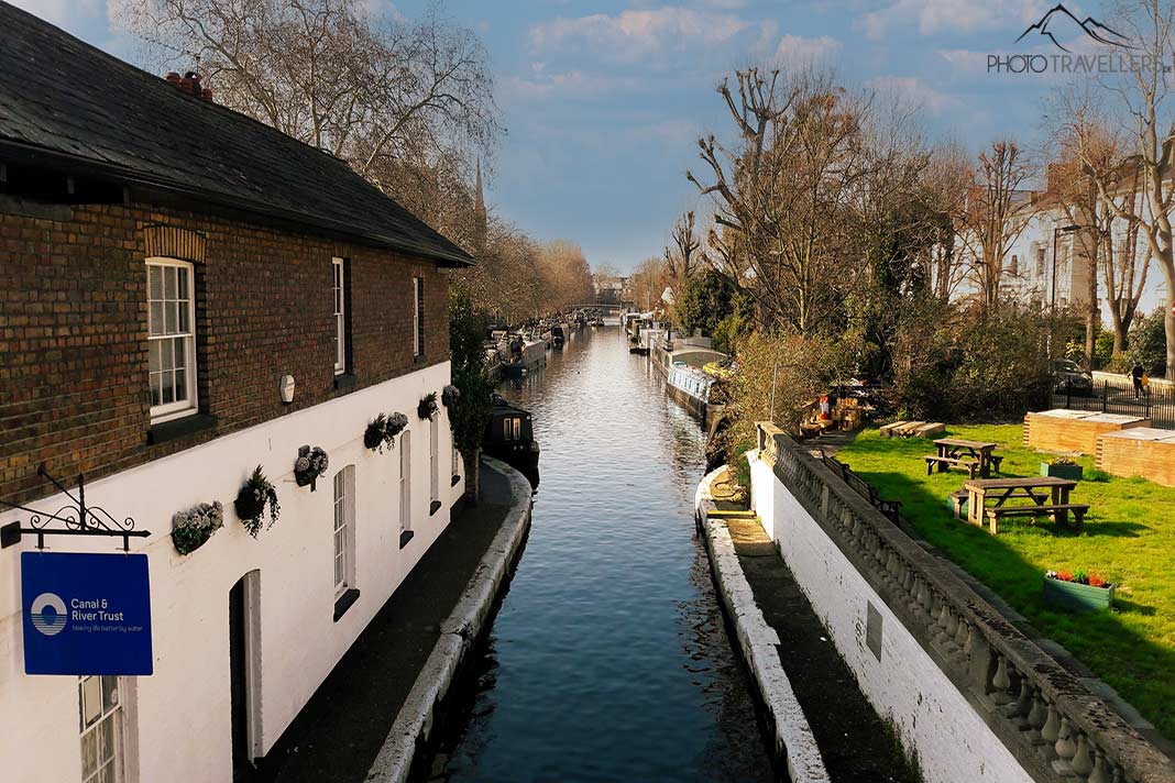 Bäume und Grünanlagen zieren beide Ufer des schmalen Regent's Canals