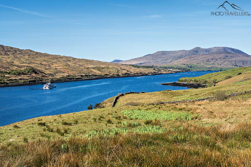 Ein Ausflugsboot auf dem Killary Fjord, Irland