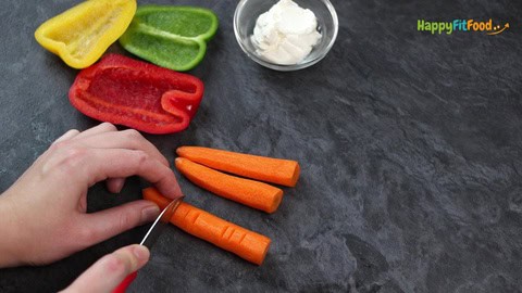 Karotte schälen und einschneiden für gruseliges Halloween Fingerfood für Kinder