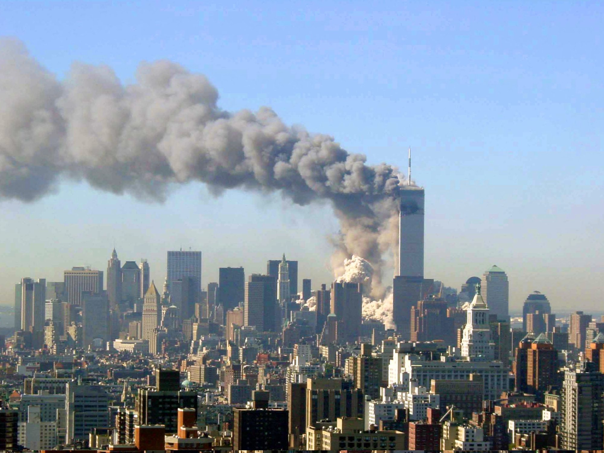 Hier sackt der erste Turm des WTC in sich zusammen