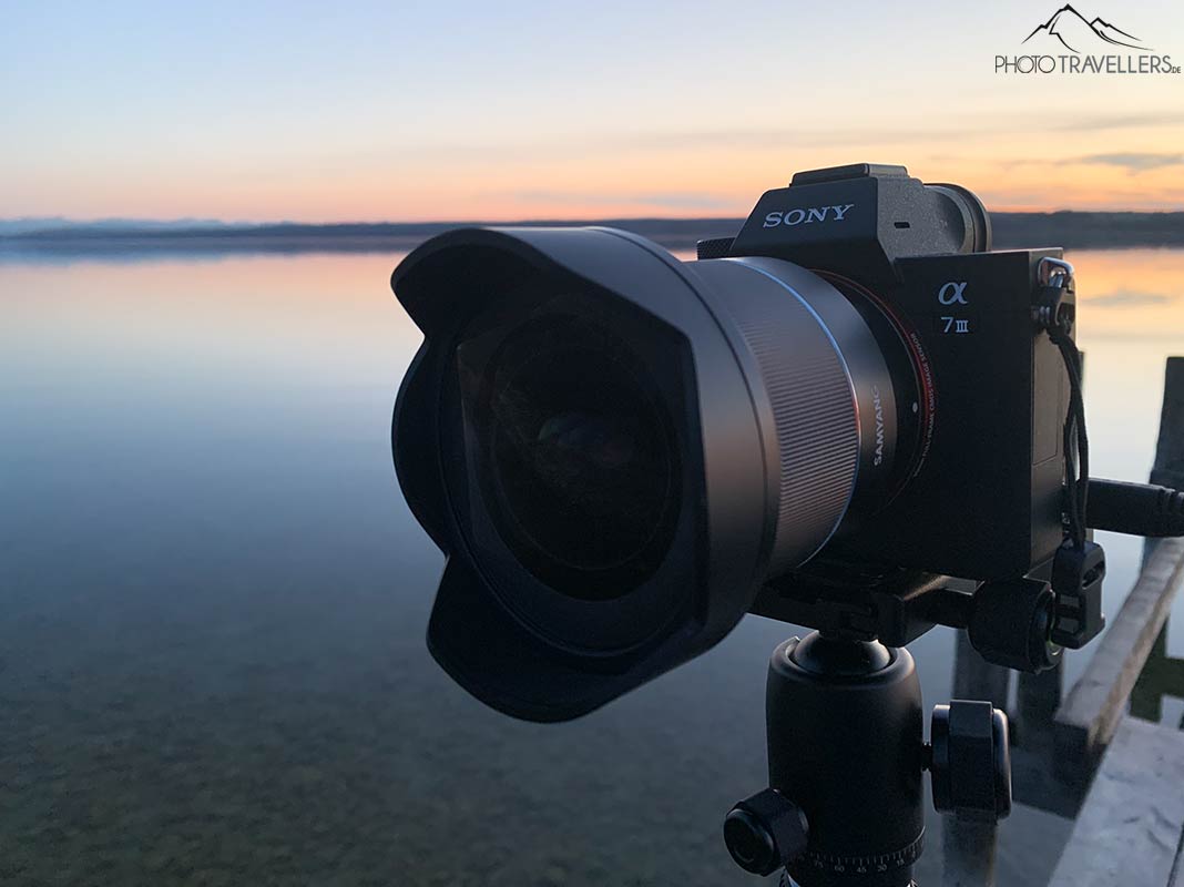 Die Sony Alpha 7 III mit einem Ultraweitwinkelobjektiv, montiert auf einem Stativ