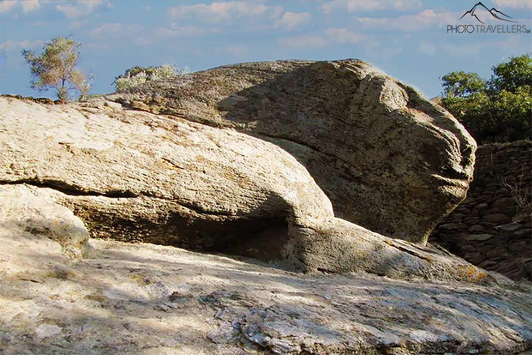 Aus einer Felsformation wurde die steinerne Skulptur des Löwen von Kea gemeißelt