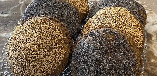 Pain sain aux graines et farine de coco — sans gluten Pain sans gluten fait maison à base de graines moulues, farine de coco et psyllium, avec une texture moelleuse et légère.