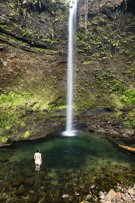 Reisebloggerin Biggi Bauer im gelben Bikini im Pool der Spanny Falls auf Dominica