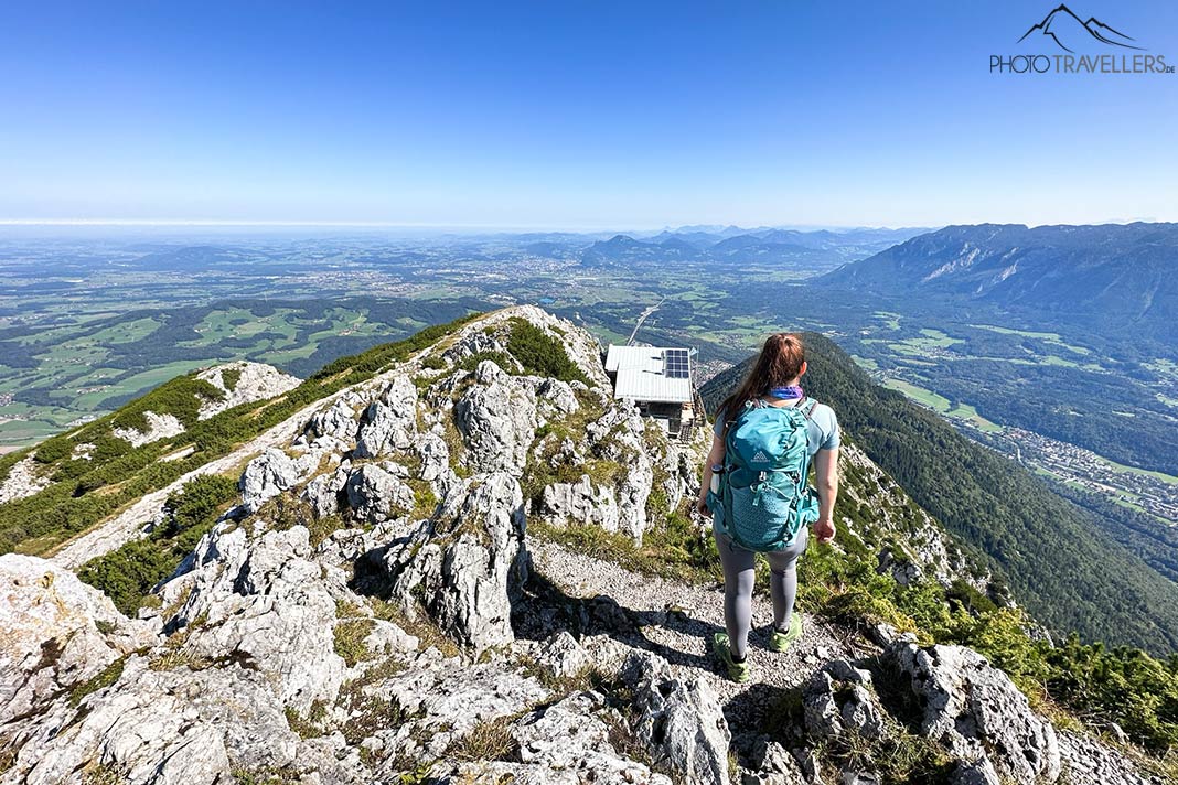Reisebloggerin Biggi Bauer auf dem Hochstaufen mit Blick auf das Reichenhaller Haus