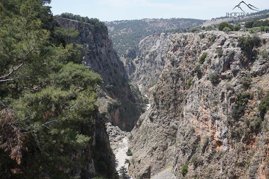 Der Blick von der Stahlbrücke in die Aradena-Schlucht